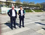 deux hommes sur la place de la Liberté 