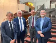 Quatre hommes posent sur un escalier 