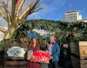 Un homme et une femme sur le marché de Noël de Brest, en cours d'installation. 