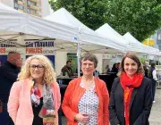 Trois femmes, sur un forum de l'emploi, dans le quartier de Bellevue, à Brest. 