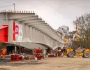 Vue large sur un pont en construction.