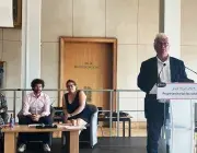 Un homme au micro sur scène
