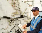 Un homme devant un circuit électrique pour le futur tramway de Brest 