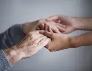 Deux mains qui se tiennent.