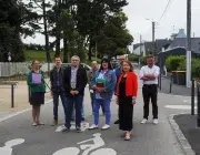 des hommes et des femmes posent sur la zone de rencontre de la rue Duchesse Anne