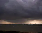 La ville de Brest sous une tempête 