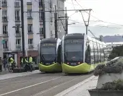 deux tramways en bas de la rue de Sima à Brest 