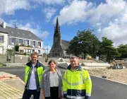 une femme et deux hommes sur la place du marché en travaux, à Guipavas. 