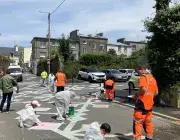 Les enfants de l'école Eluard installent des pochoirs sur la rue de Kéranquéré. 