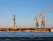 Grues du port de Brest bleues et jaunes