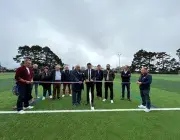 Un groupe de personnes devant un terrain de football