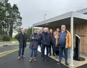 Un groupe de personnes debout devant un abri à vélo