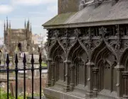 Des caveau sculptés avec des flèches de type gothique