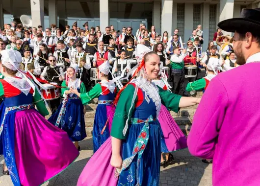 des personnes dansent en tenues traditionnelles bretonnes
