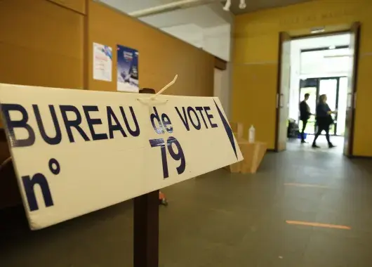 Une pancarte indiquant l'endroit de vote.