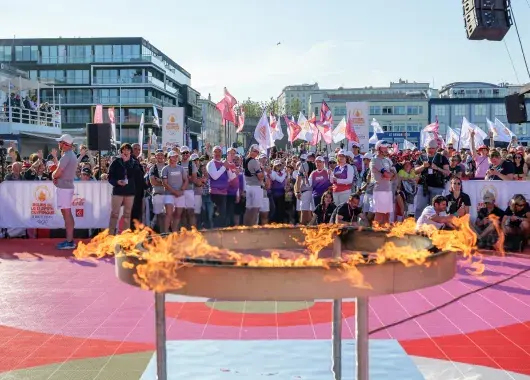 Un chaudron dans lequel brûle la flamme olympique.