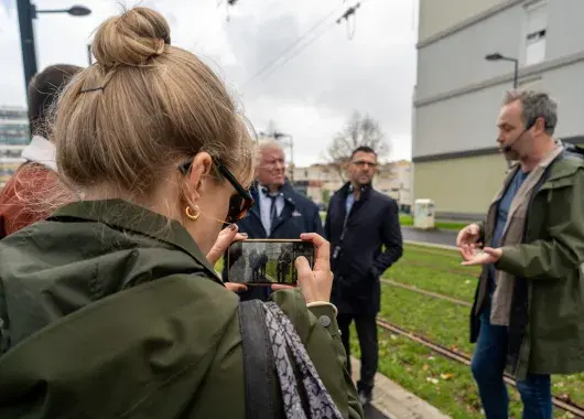 Des gens le long d'une avenue.