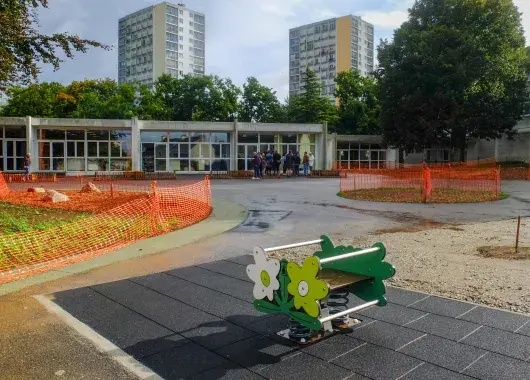 Une cour d'école.
