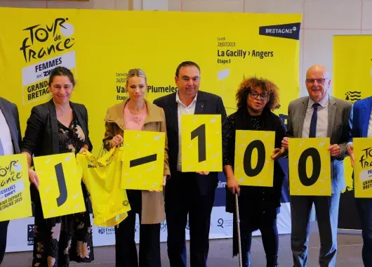 Des hommes et des femmes portant le message J-100
