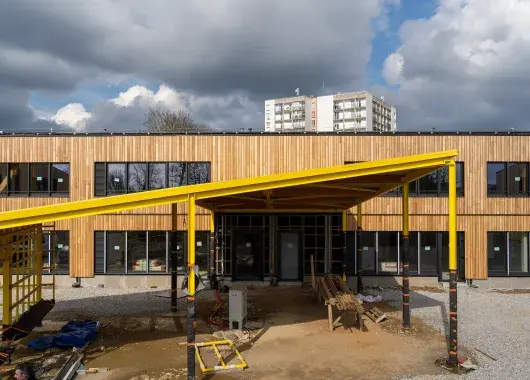 Vue large sur un grand bâtiment
