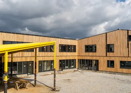Un bâtiment vu de l'extérieur.