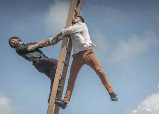 Deux voltigeurs accrochés à un poteau