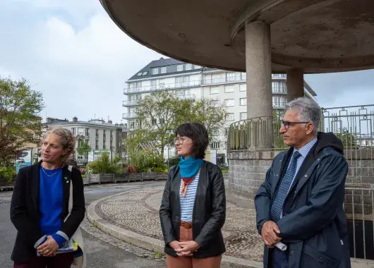 Trois personnes parlent.
