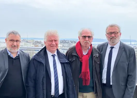 Qautre hommes, avec la ville de Brest en fonc