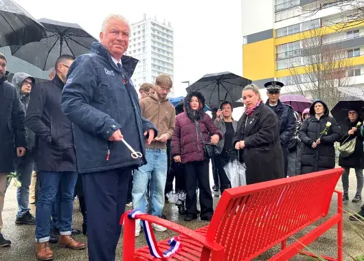 Inauguration d'un banc rouge dans le quartier de Bellevue à Brest
