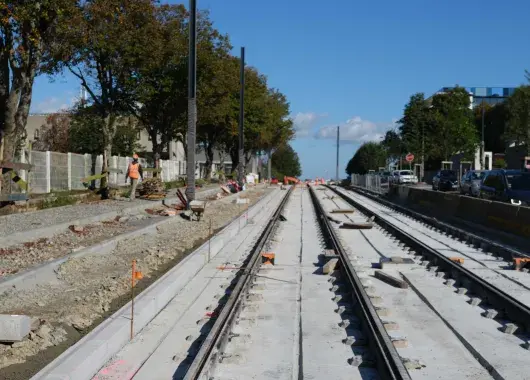 Vue des rails de la ligne B du tramway sur l'avenue le Gorgeu.