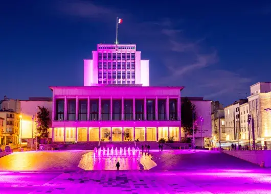 La mairie de Brest éclairée en rose 