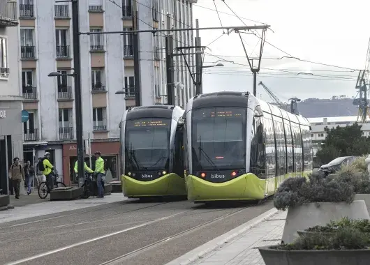deux tramways en bas de la rue de Sima à Brest 