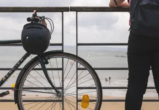 Une femme à côté de son vélo.