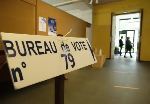 Une pancarte indiquant l'endroit de vote.
