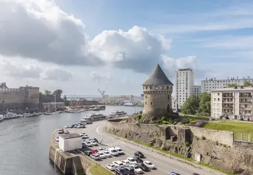 Vue sur un monument en pierre.