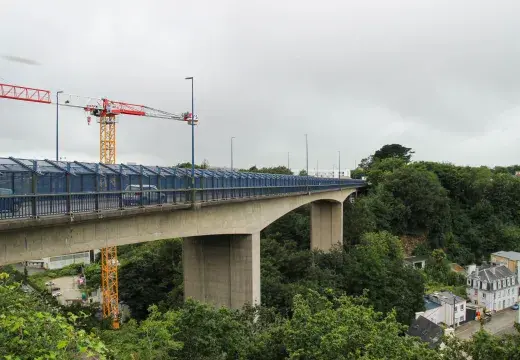 le pont Robert Schuman et des maisons en dessous