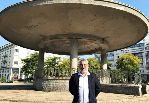 L'adjoint en charge de l'animation citoyenne pose devant le kiosque à musique de la place Wilson 