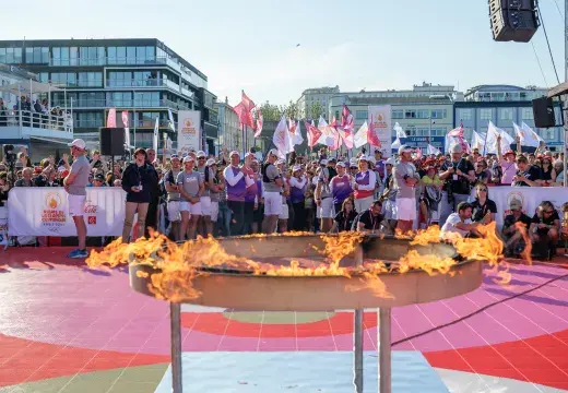 Un chaudron dans lequel brûle la flamme olympique.