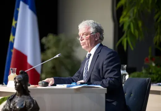 Un homme parle au micro.