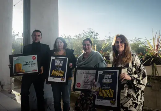 Quatre personnes tiennent des affiches.