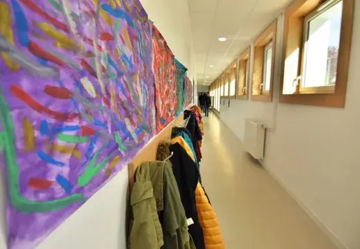 couloir avec des manteaux dans une école bresstoise