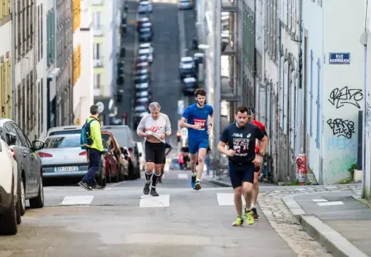 Des hommes courent dans une rue de Brest