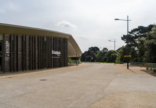 Un bâtiment en bois.