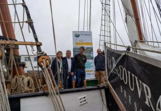 Plusieurs personnes sur un bateau.
