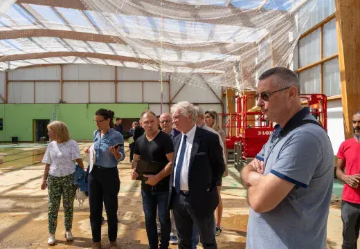 Plusieurs personnes en visite.