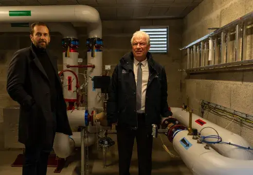 Deux personnes debout.