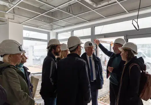Des gens dans un bâtiment en travaux.