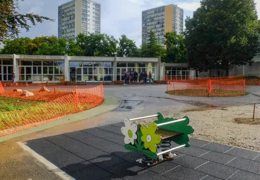 Une cour d'école.
