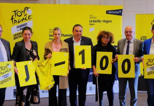 Des hommes et des femmes portant le message J-100