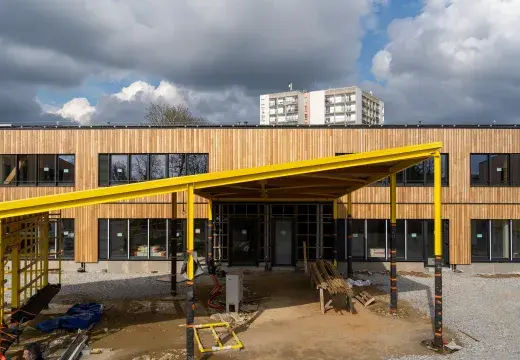 Vue large sur un grand bâtiment